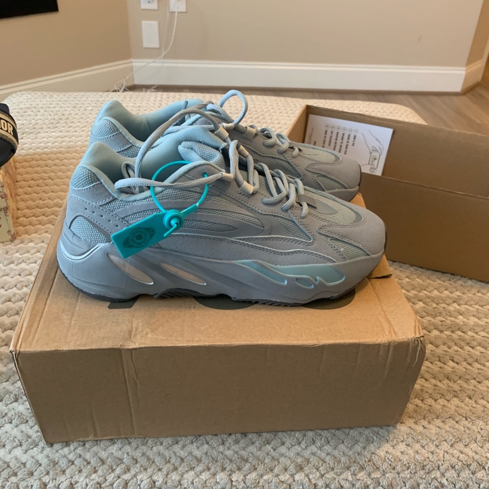 Addidas Yeezy Boost 700